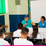 Cronista deportivo destaca avances del Deporte Rey en Nicaragua a estudiantes de colegio capitalino