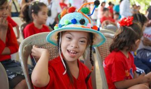 Estudiantes celebran el Día Internacional de la Persona con Sindrome Down con alegre Festival de Colores