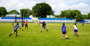 Estudiantes demuestran en la cancha pasión por el fútbol