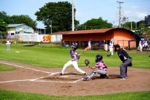 Familias disfrutan de Competencia Nacional de Béisbol Masculino
