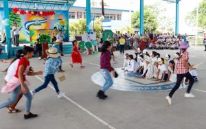 Niños y niñas del Colegio Blanca Stela Aráuz celebran su día con fiesta de fantasía