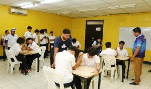 Estudiantes de secundaria proyectan fuerza y destreza en torneo de tercia