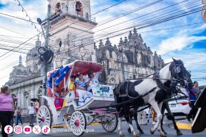 Granada se luce con desfile de coches decorados en celebración a las Fiestas Patrias