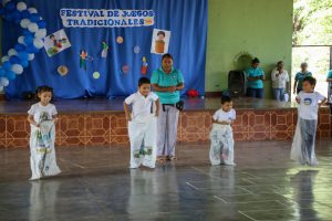 Mañana de juegos tradicionales llenan de diversión y alegría a estudiantes