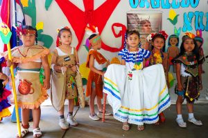 Desfile de trajes autóctonos, en saludo a la Resistencia Indígena, Negra y Popular