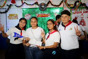 Bachilleres de Managua reciben bono presidencial en ambientes festivos