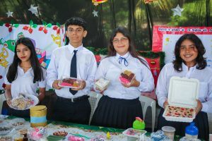 Estudiantes participan en ferias de dulces y postres navideños tradicionales