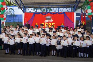 Niñas y niños del Colegio Barrilete de Colores celebran su promoción escolar