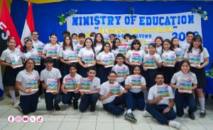 Entregan nuevos libros de textos del idioma Inglés a 60 mil estudiantes de noveno grado