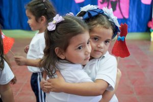 Estudiantes celebran Día Internacional de la Mujer con actos festivos