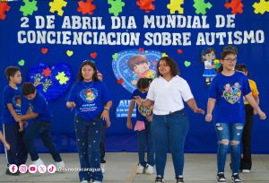 Comunidad educativa de la Escuela Melania Morales celebra el Festival Azul