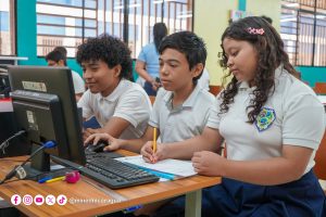 Jóvenes de Secundaria proyectan innovación en talleres de tecnología educativa
