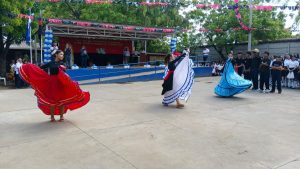 Comunidad Educativa conmemora Día de la Dignidad y de las Banderas con gala cultural