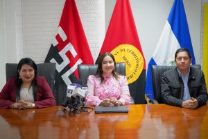 Comunidad Educativa celebra 47 años de Revolución