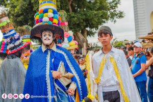 Diriamba celebra Fiestas Patrias con desfile estudiantil engalanado con huipiles