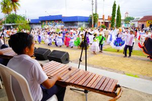 Estudiantes de Masaya celebran a la Patria al son de las marimbas