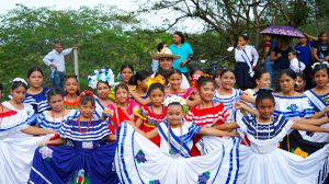 Estudiantes celebran a la Patria ataviados de huipiles