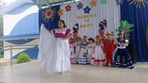 Estudiantes del Colegio Otto de la Rocha celebran pasarela de huipiles y danzas tradicionales