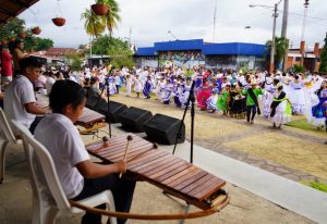 Estudiantes de Masaya celebran a la Patria al son de las marimbas