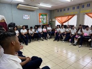 Estudiantes participan en espacios de intercambio sobre educación integral