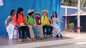 Estudiantes del Colegio República de Cuba rinden homenaje al huipil con una puesta en escena