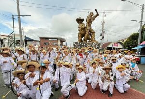Estudiantes de la Perla del Septentrión, rinden homenaje a Indios Flecheros