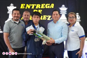 MINED entrega de Kits de ajedrez para continuar potenciando el talento en estudiantes