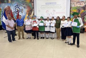 Entrega de reconocimientos a futuros maestros destacados en proyectos sobre Innovación Alimentaria y Gastronómica