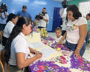 Familias del barrio Altagracia realizan matrícula 2027